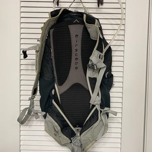 Osprey Talon 22 w 2L Hydration reservoir.